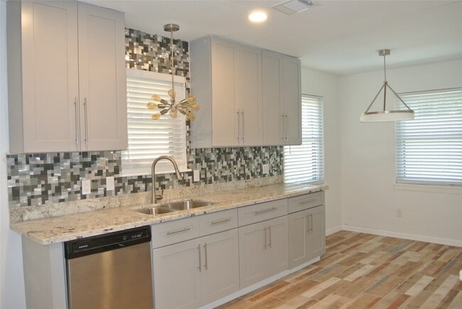 Building Photo - 7911 Greenbush St