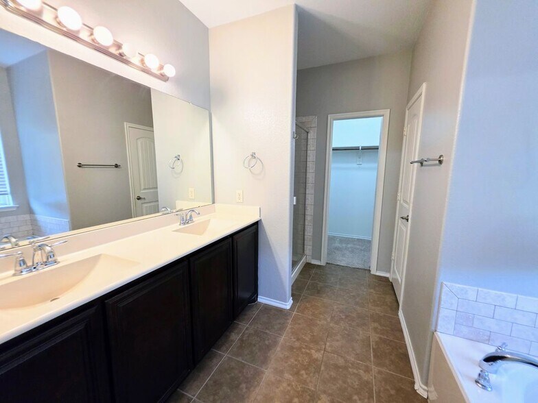 Building Photo - 1809 Rodeo Dr