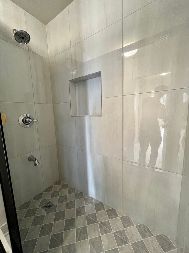 Building Photo - Kukui Plaza: Renovated 1 Bed, 1 Bath Condo...