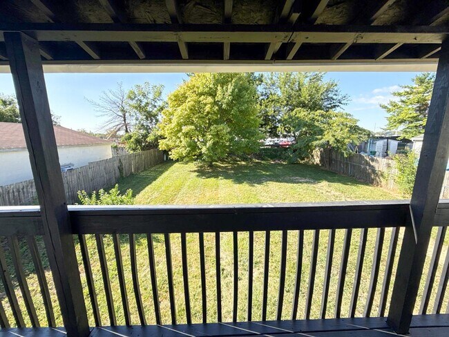 Building Photo - Spacious 5BR Bi-Level Home w/ Deck & Fence...