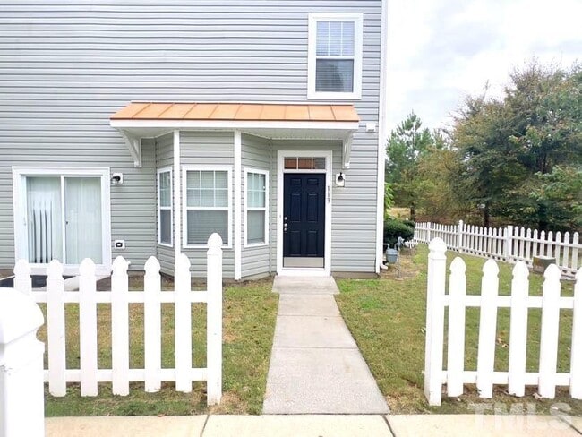 Building Photo - End Unit Townhome for Rent