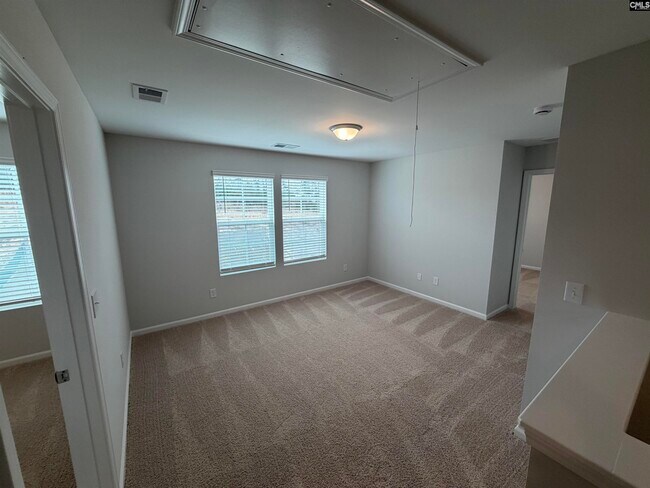 Building Photo - 3040 Hallsdale Dr