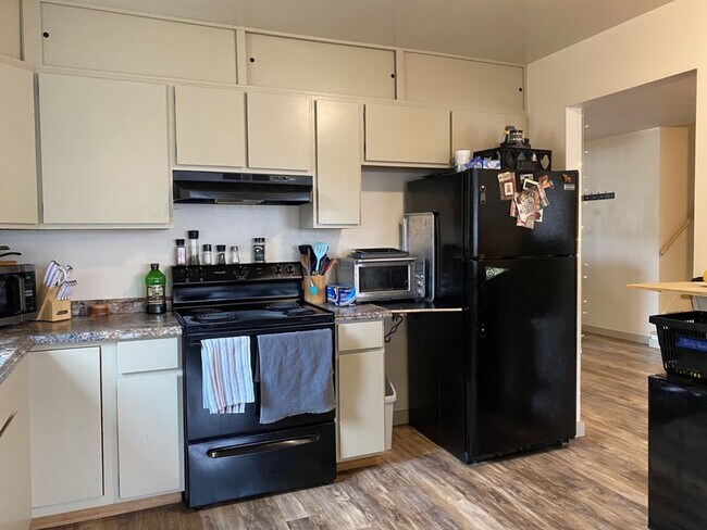 Building Photo - STUDENTS WELCOME! Spacious single-family home in the heart of Ft. Collins!