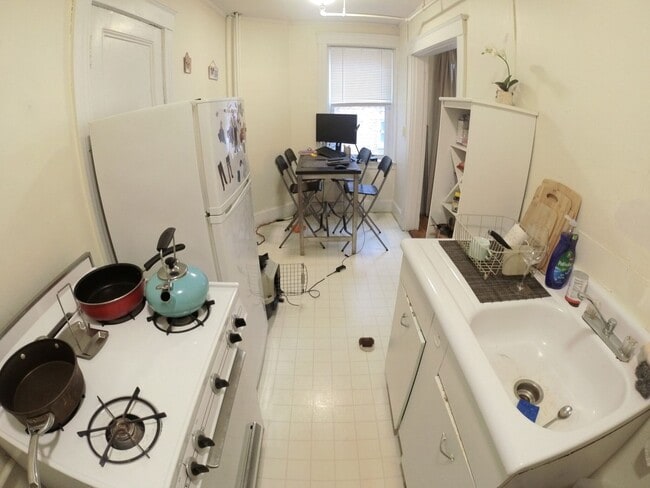 Building Photo - Spacious Studio - Pet Friendly - Close to ...