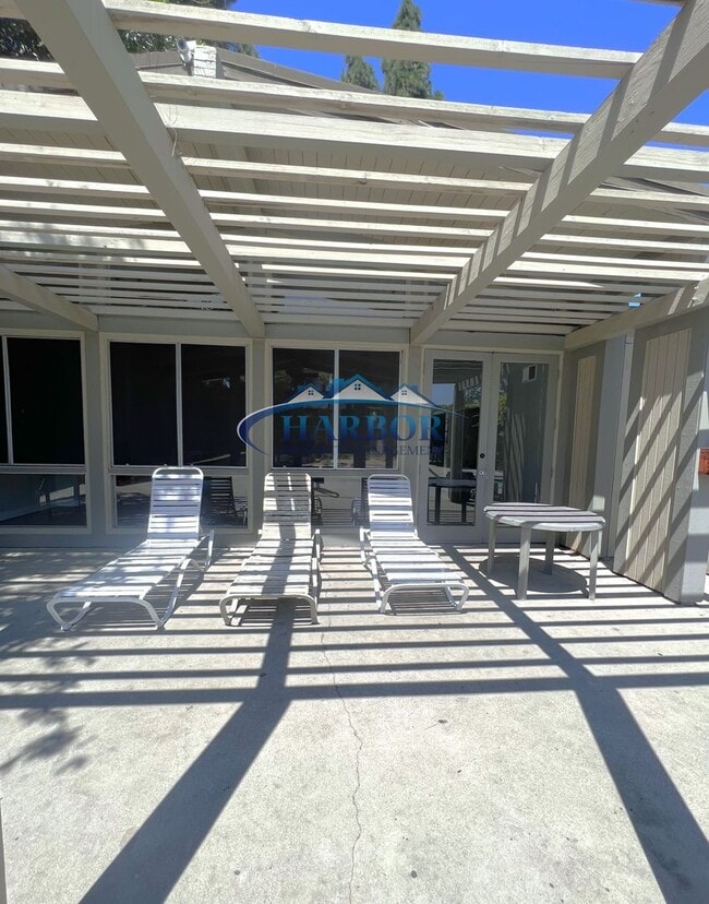 Building Photo - Charming Studio in Gated Community