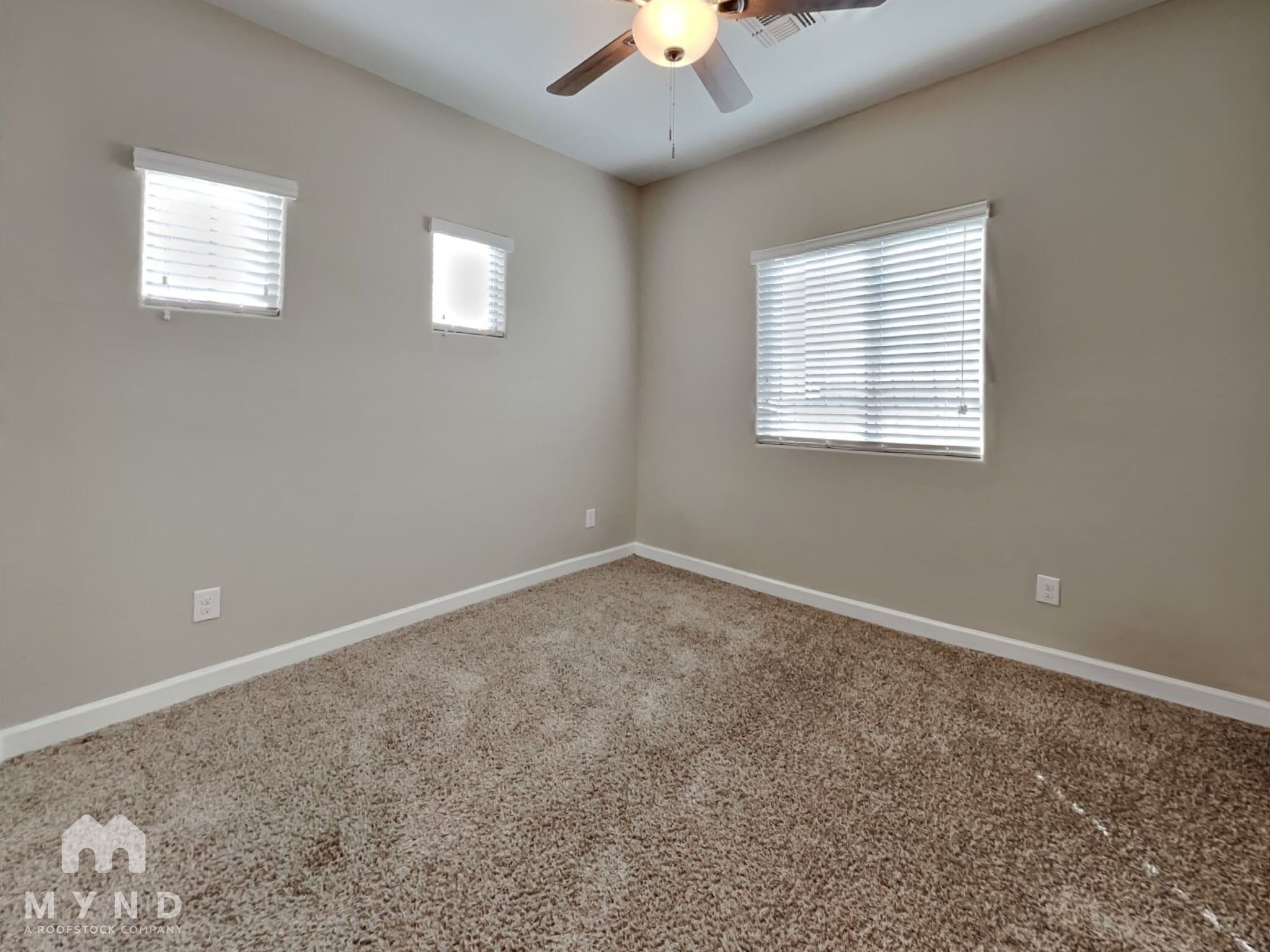 Building Photo - 1367 S Country Club Dr