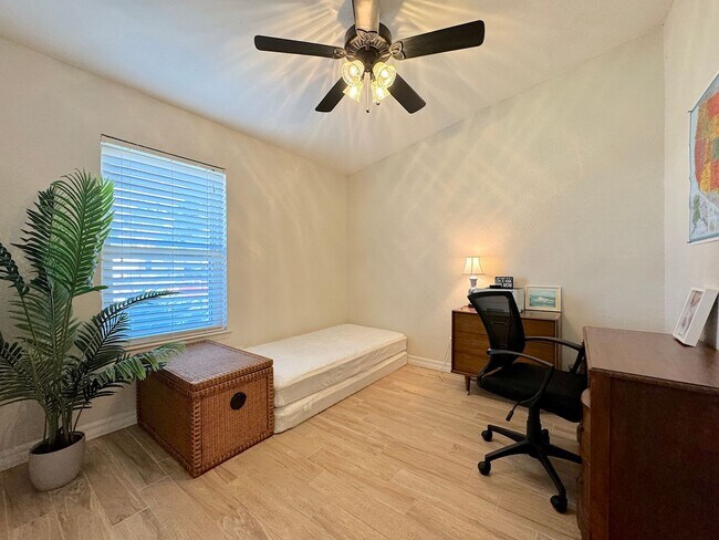 Building Photo - 6851 Amposta Dr
