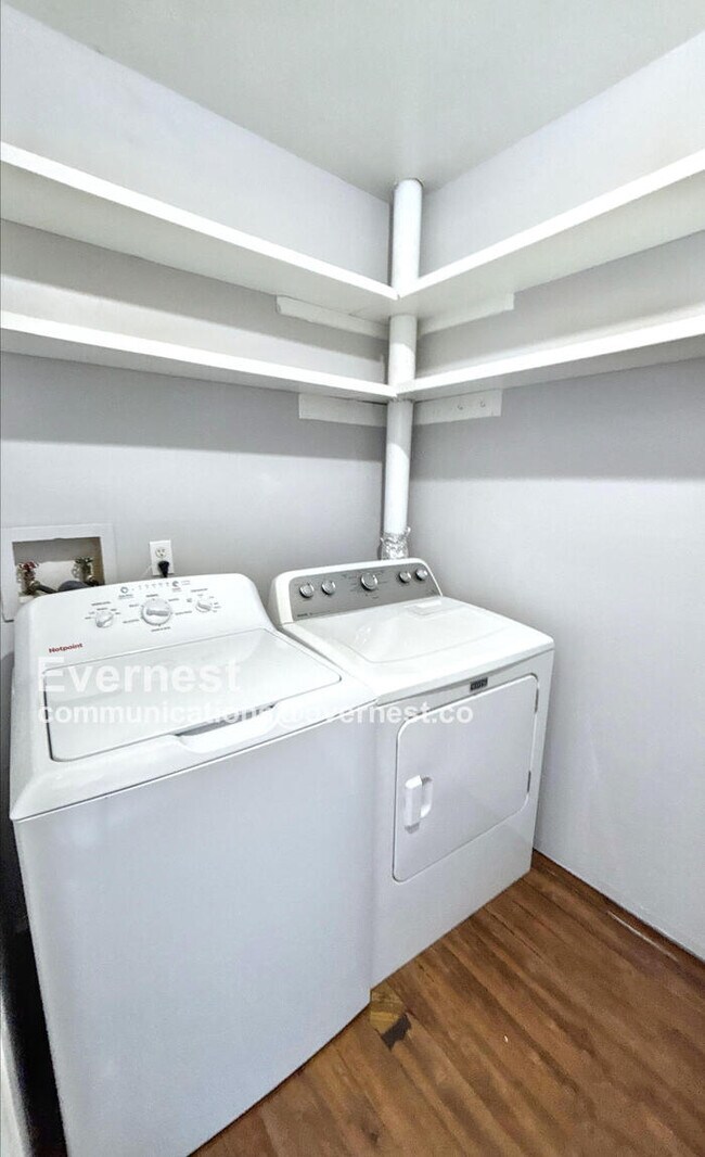 Building Photo - Lovely 2 beds, 2 bath Condo with Modern Am...