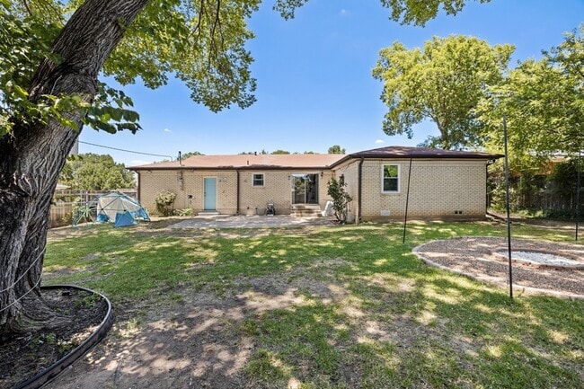 Building Photo - 404 E Alexander Ln