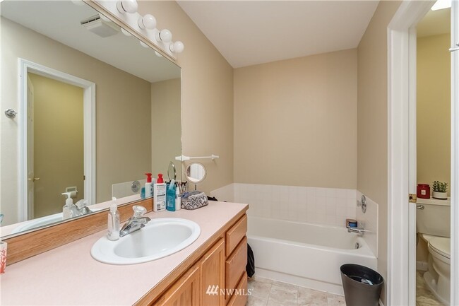 Building Photo - 6 Bedroom 3.5 Bathroom home with large yard and garage in Bellingham