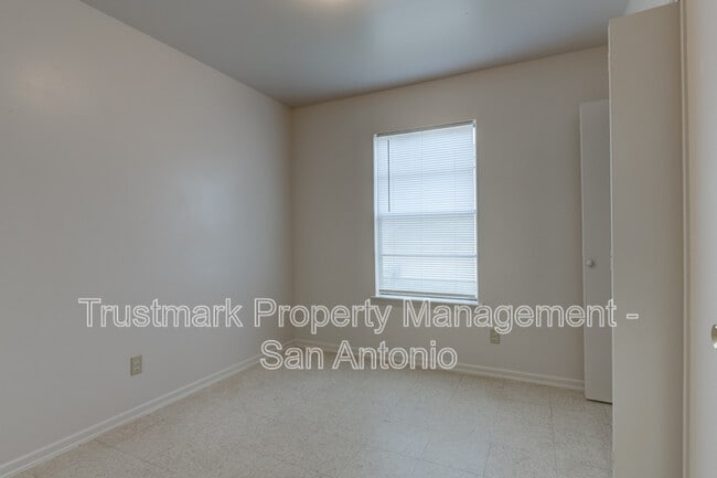 Building Photo - 410 Maple Dr