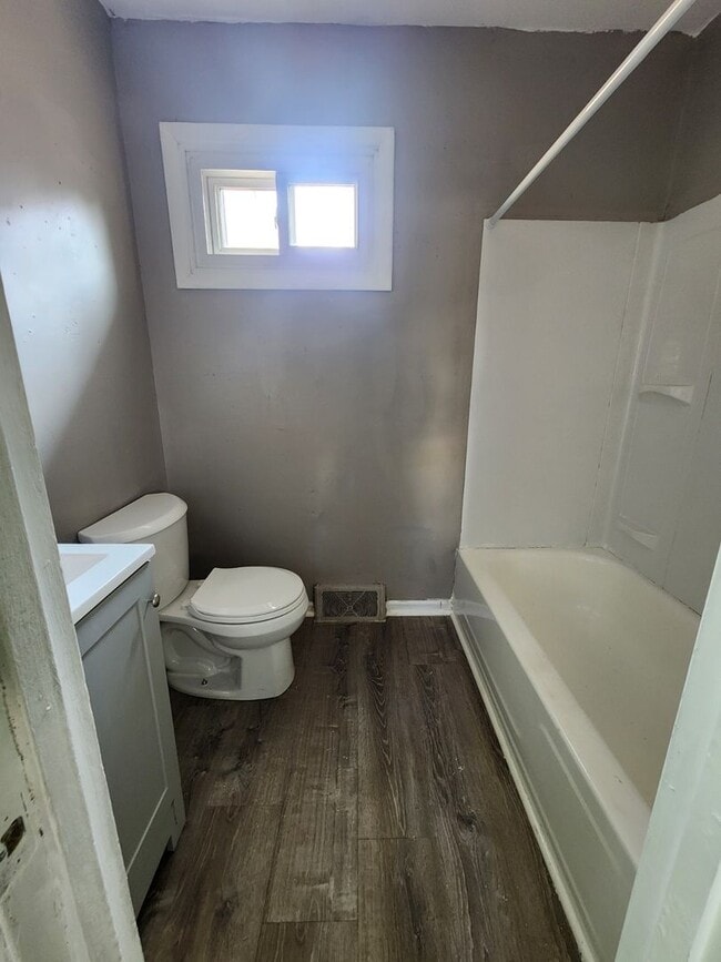 Building Photo - Two Bedroom Single Family Home!