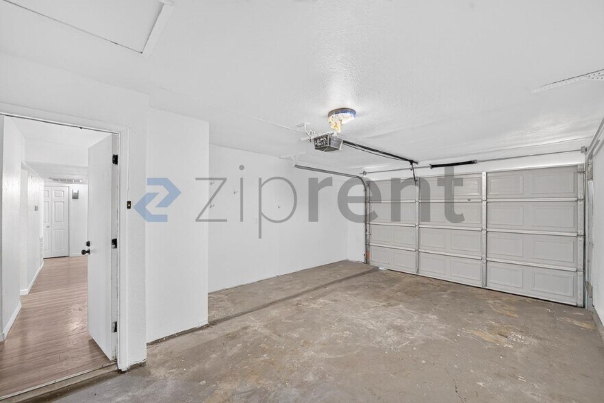 Building Photo - Unit