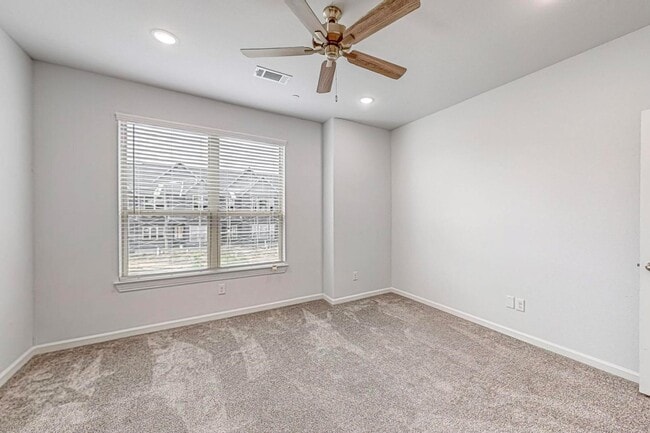 Building Photo - 4 Bed 3 Bath Luxurious Townhome in Frisco!