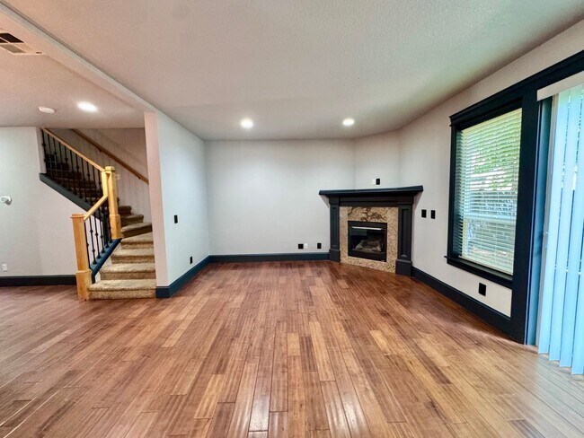 Building Photo - GORGEOUS Townhome...  LOCATION , LOCATION near Peace Health Hospital