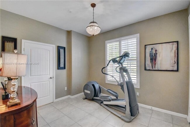 Building Photo - 256 SW 6th Ct