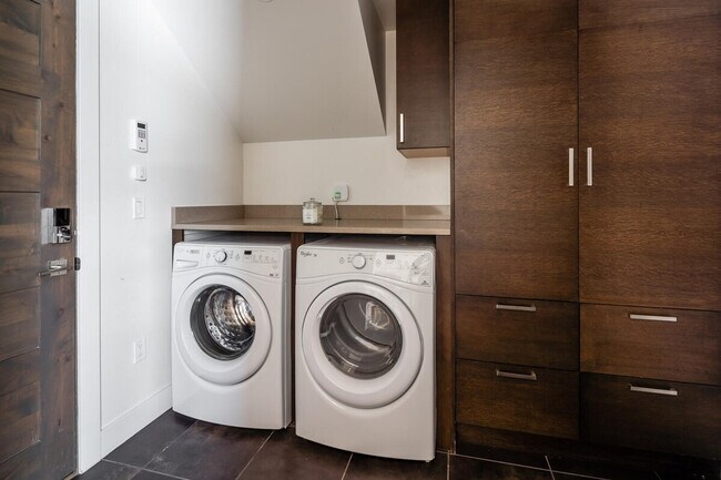 Building Photo - 6 Silver Peaks Dr