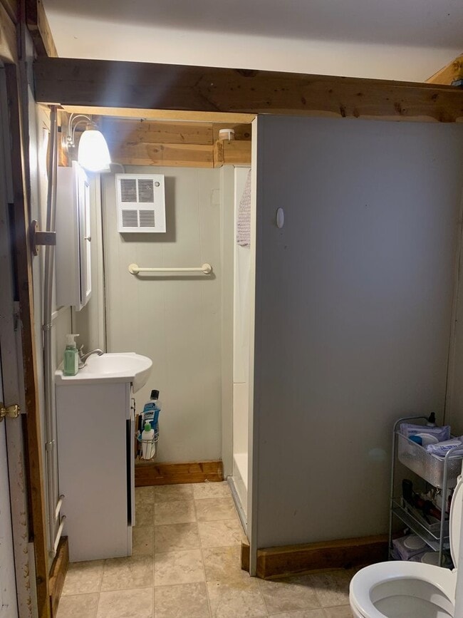 Building Photo - One bedroom, One bath duplex: Maple Height...
