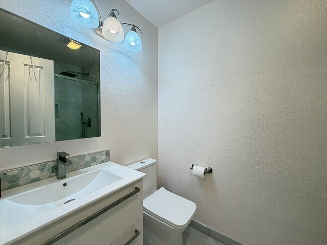 Building Photo - Large Studio in La Jolla / UTC area