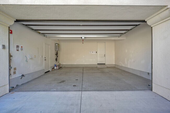 Building Photo - 729 Merit Dr