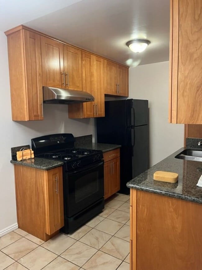 Building Photo - Beautiful One bedroom in gated complex one block from Ocean In Long Beach