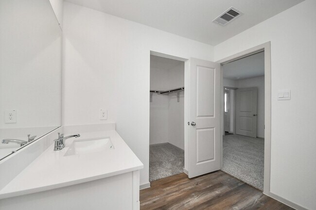 Building Photo - 1027 Bluegill Ln