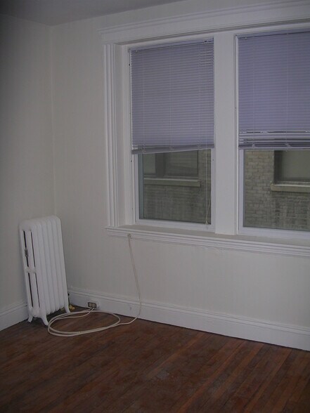 Building Photo - 211 Park Dr