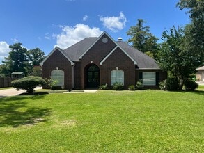 Building Photo - 1909 E Rosedown Dr