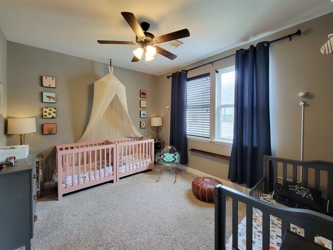 Building Photo - 925 W 19th St