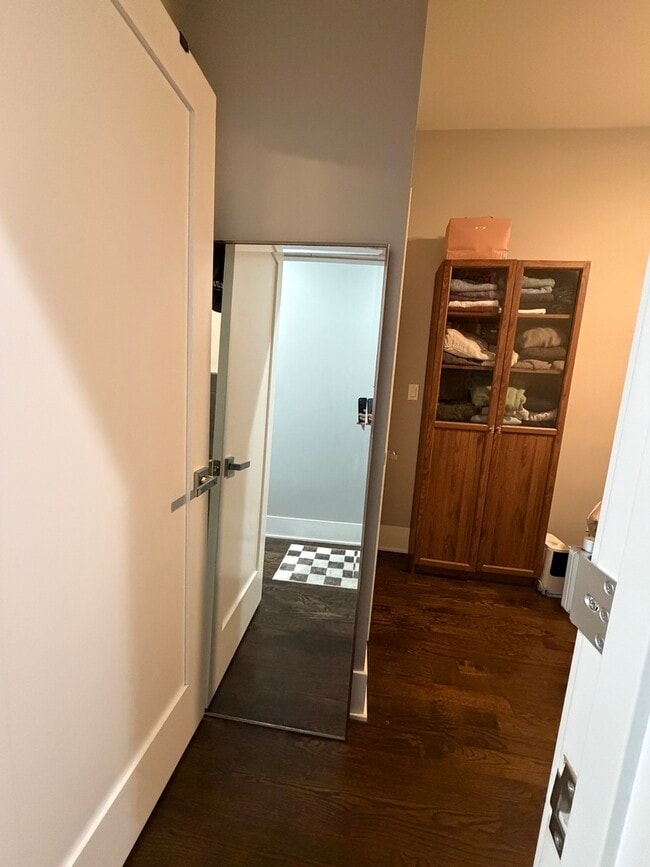 Building Photo - 1472 W Erie St