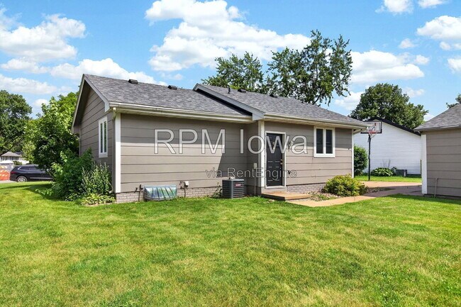 Building Photo - 1614 NW Applewood St