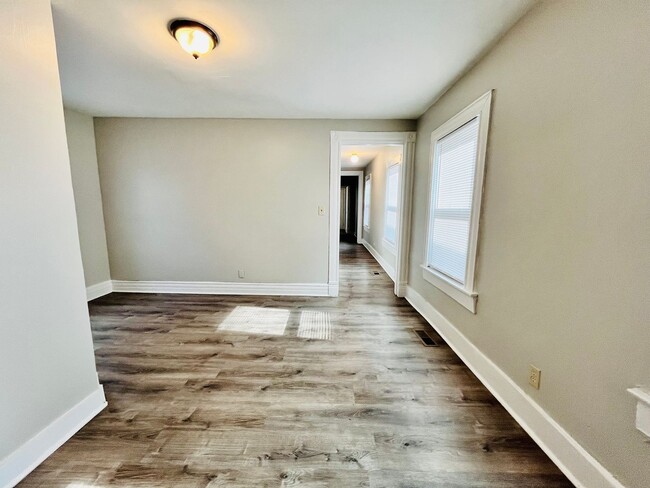 Building Photo - Remodeled 2 bedroom home w/bonus room- Sec...