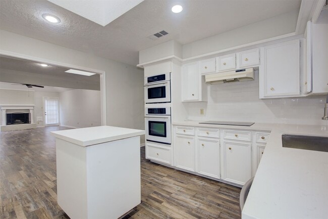 Building Photo - 1402 Forest Home Dr