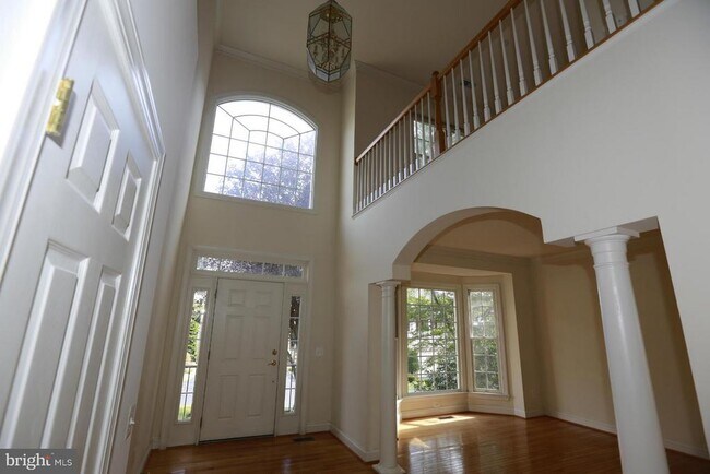 Building Photo - 2339 Sandburg St