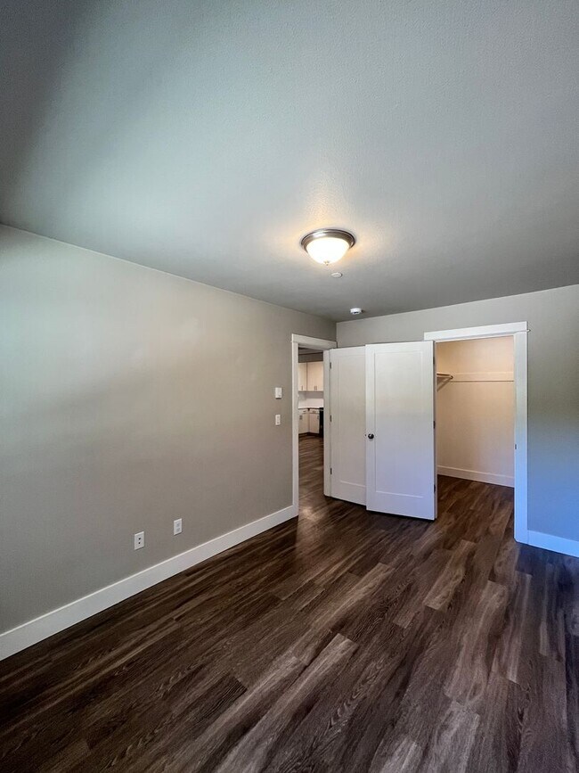 Building Photo - Large 3 Bedroom 2 Bathroom! In-Unit Washer...