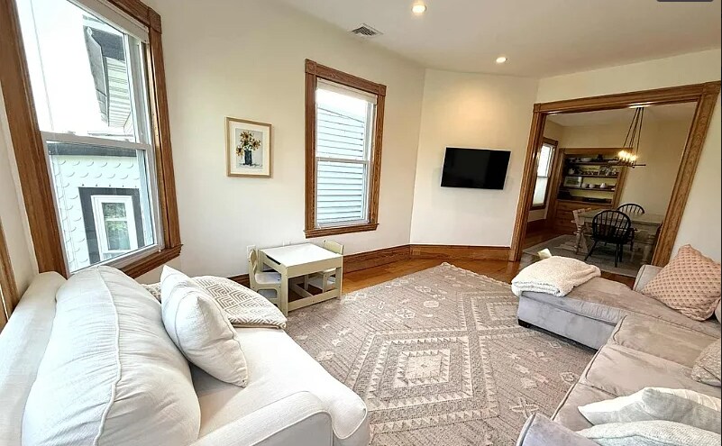Building Photo - 14 Saint Martin St