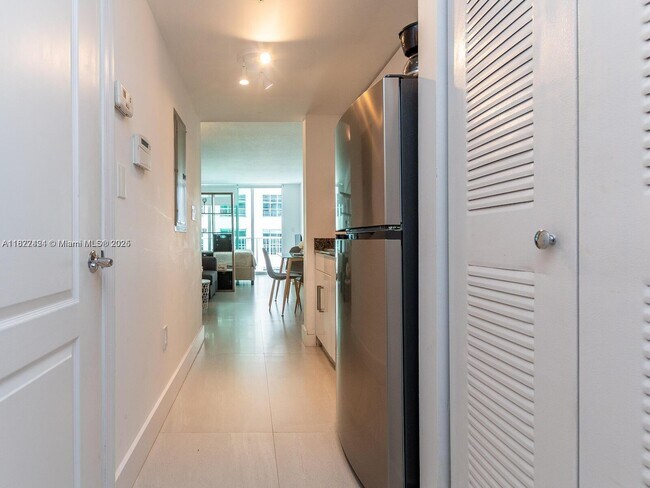 Building Photo - 1200 Brickell Bay Dr