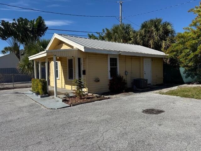 Building Photo - 400 Metcalf Ct