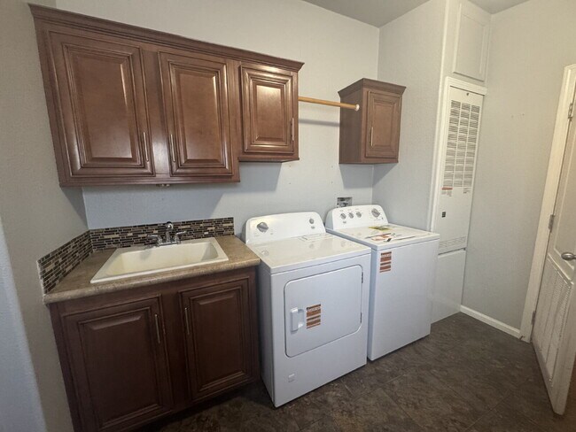 Building Photo - "Spacious 3-Bedroom Oasis with 2 Full Baths on Mount Rainier Ave, Las Vegas – Your Perfect Retrea...