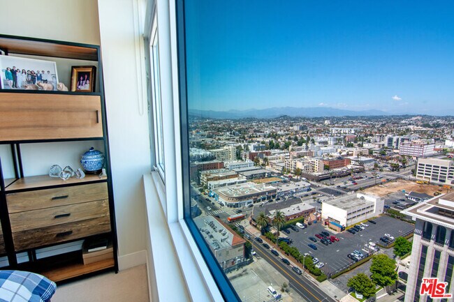 Building Photo - 3785 Wilshire Blvd