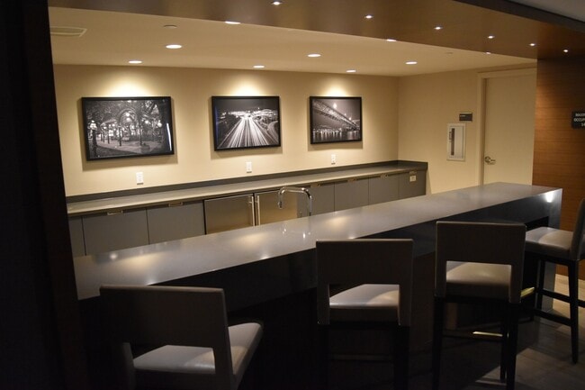 Building Photo - Spacious Luxury One Bedroom - Insignia