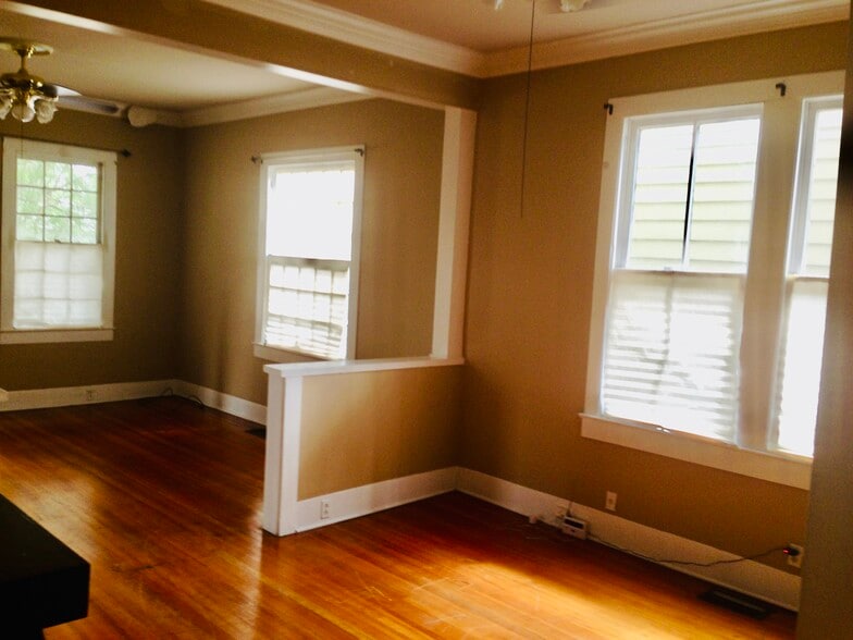 Huge windows!! - 746 Europe St