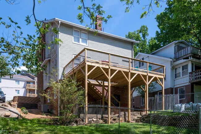 Building Photo - 214 N Sunset Dr