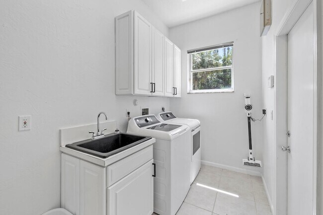 Building Photo - 856 Forest Glen Ln