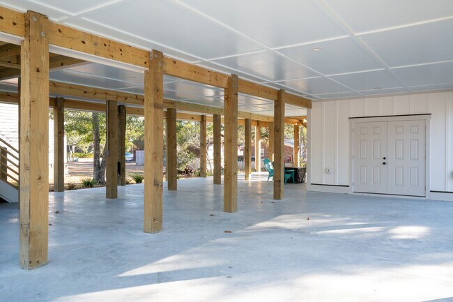 Building Photo - PREMIERE FURNISHED OFF-SEASON SHORT TERM RENTAL!