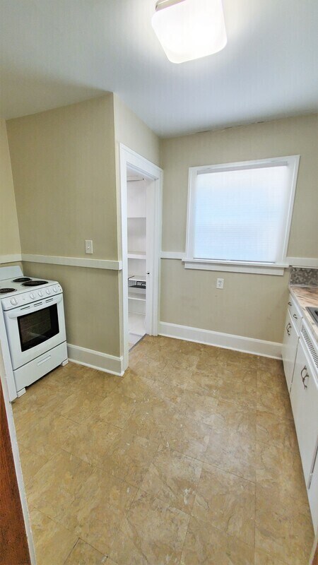 Building Photo - 1032 Maplewood Dr NE