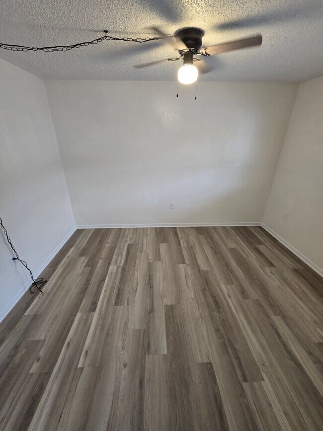 Building Photo - 2 BEDROOM, 1 BATH APARTMENT HOME - PINELLAS PARK