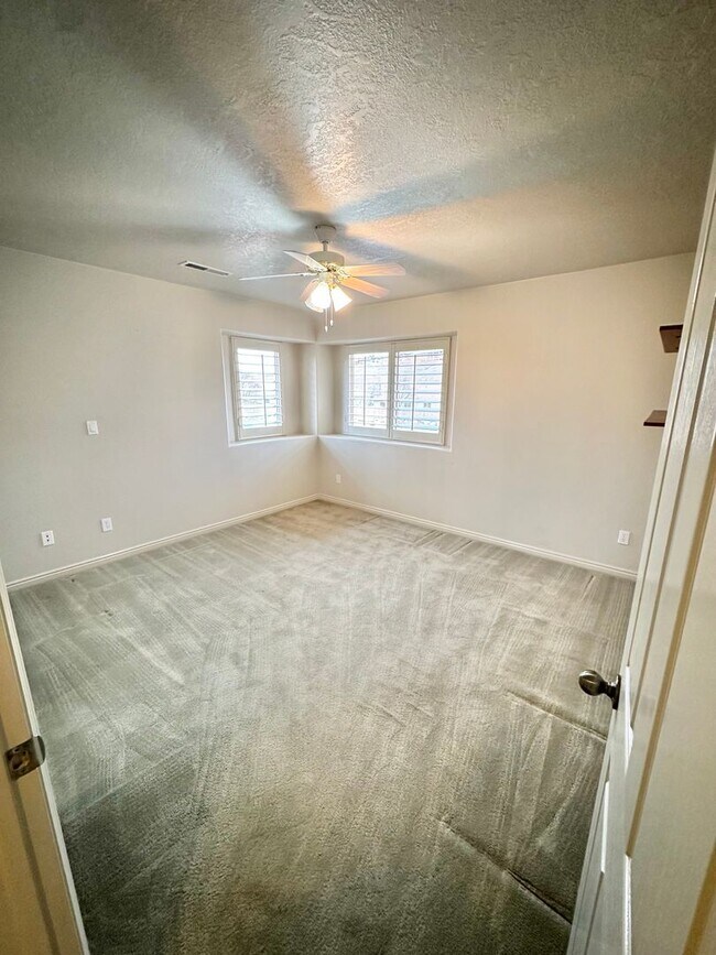 Building Photo - 3 Bedroom Home + an office on Southgate Golf Course.