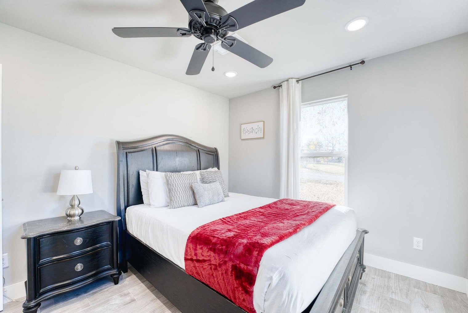 Building Photo - 214 NW L St