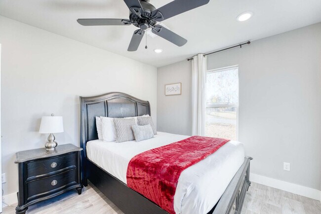 Building Photo - 214 NW L St